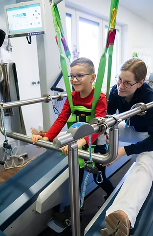 Fabio auf dem Gangtrainer "Lyra"