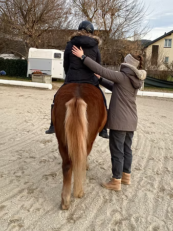 Steffi mit Therapeutin Tanja auf ihrem Pferd "Zola"