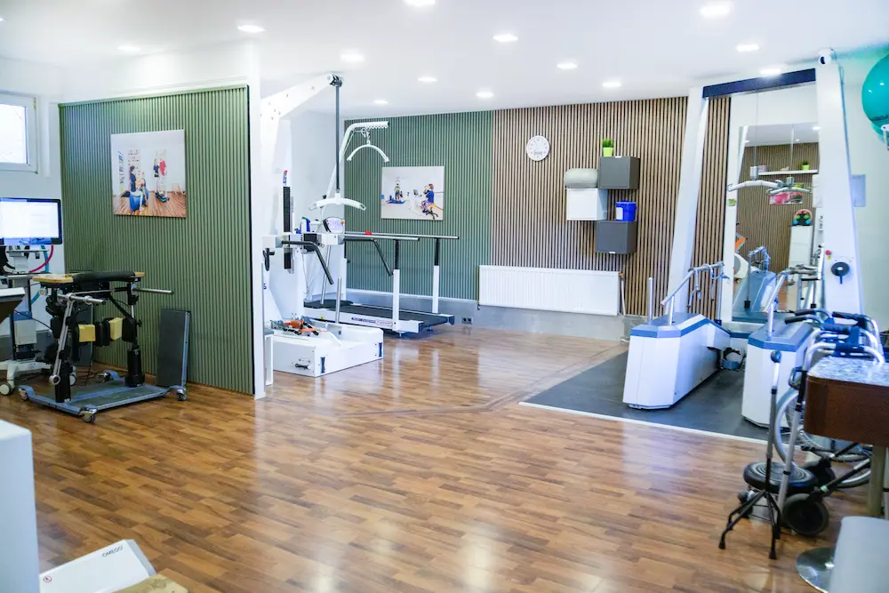 Trainingsraum mit mehreren robotikgestützten Therapiegeräten