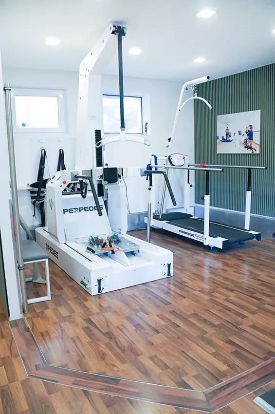 Perpedes und Laufband mit Gurtsystem zur Entlastung des Körpergewichts während der Gangtherapie