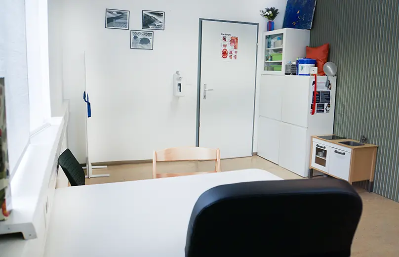 Heller Therapieraum mit Spielküche aus Holz