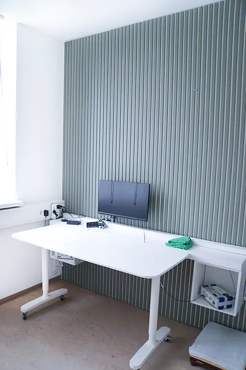 Ruhiger Arbeitsplatz mit höhenverstellbarem Schreibtisch für Beratungsgespräche