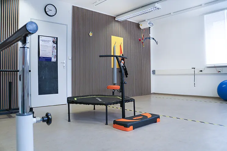 Bewegungsraum mit Trampolin, Steppbrett und Gleichgewichtsgeräten