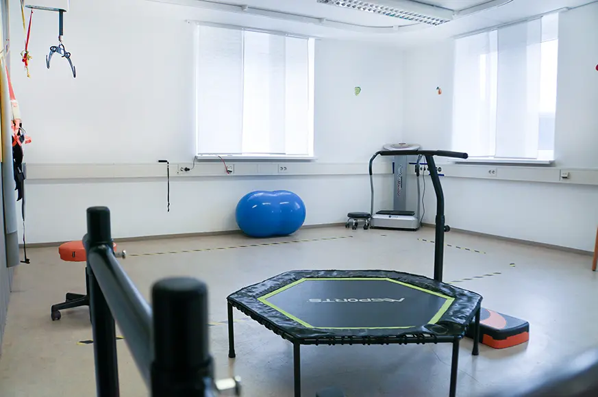 Bewegungsraum mit Trampolin, Gehbarren und Gymnastikball