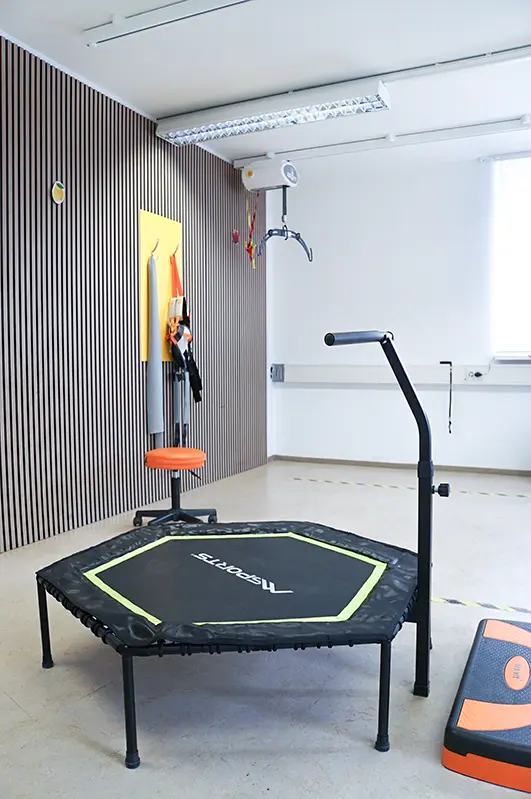 Trampolin mit Haltegriff im Bewegungsraum
