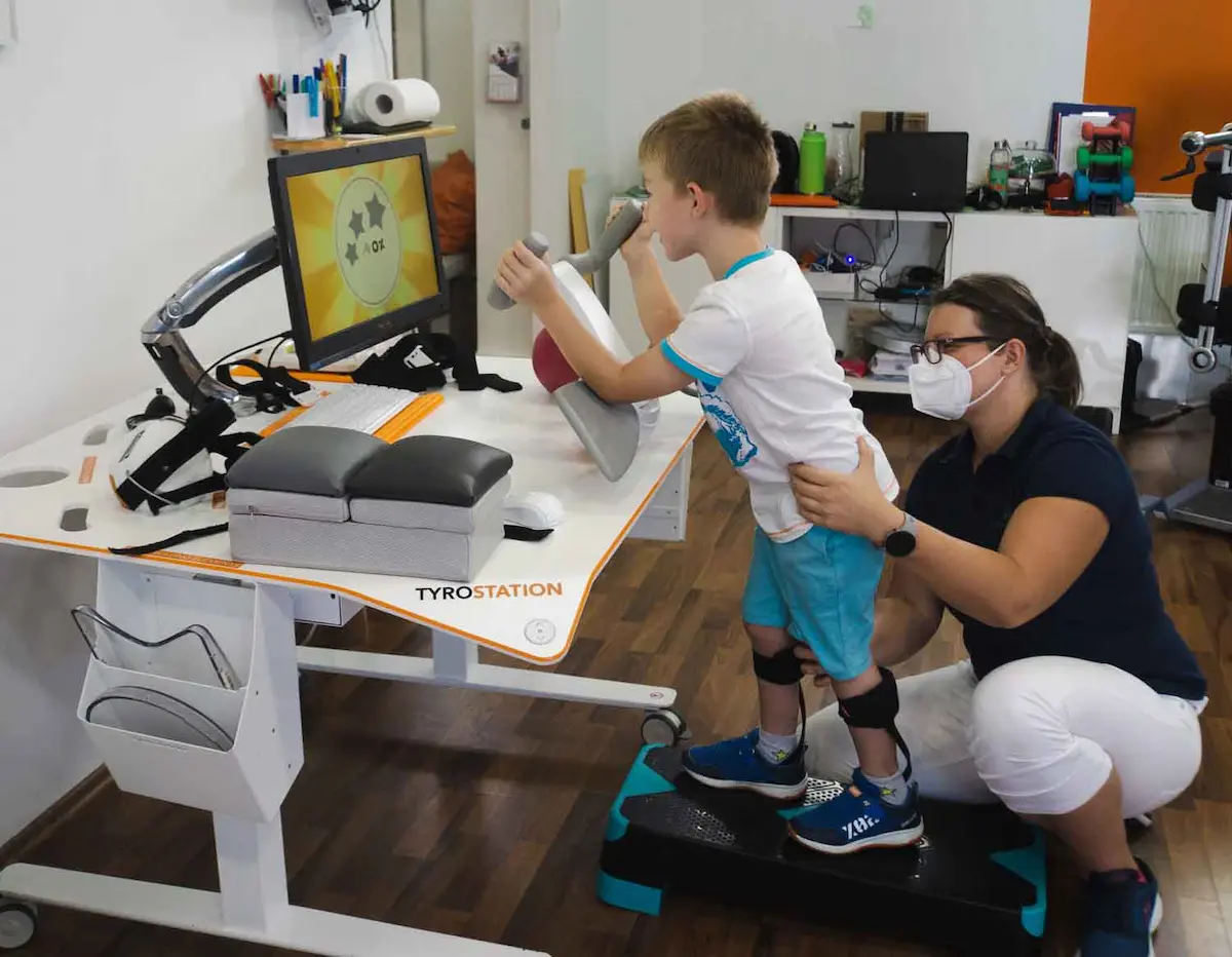 Martina übt mit dem Kind am Pablo Sensor