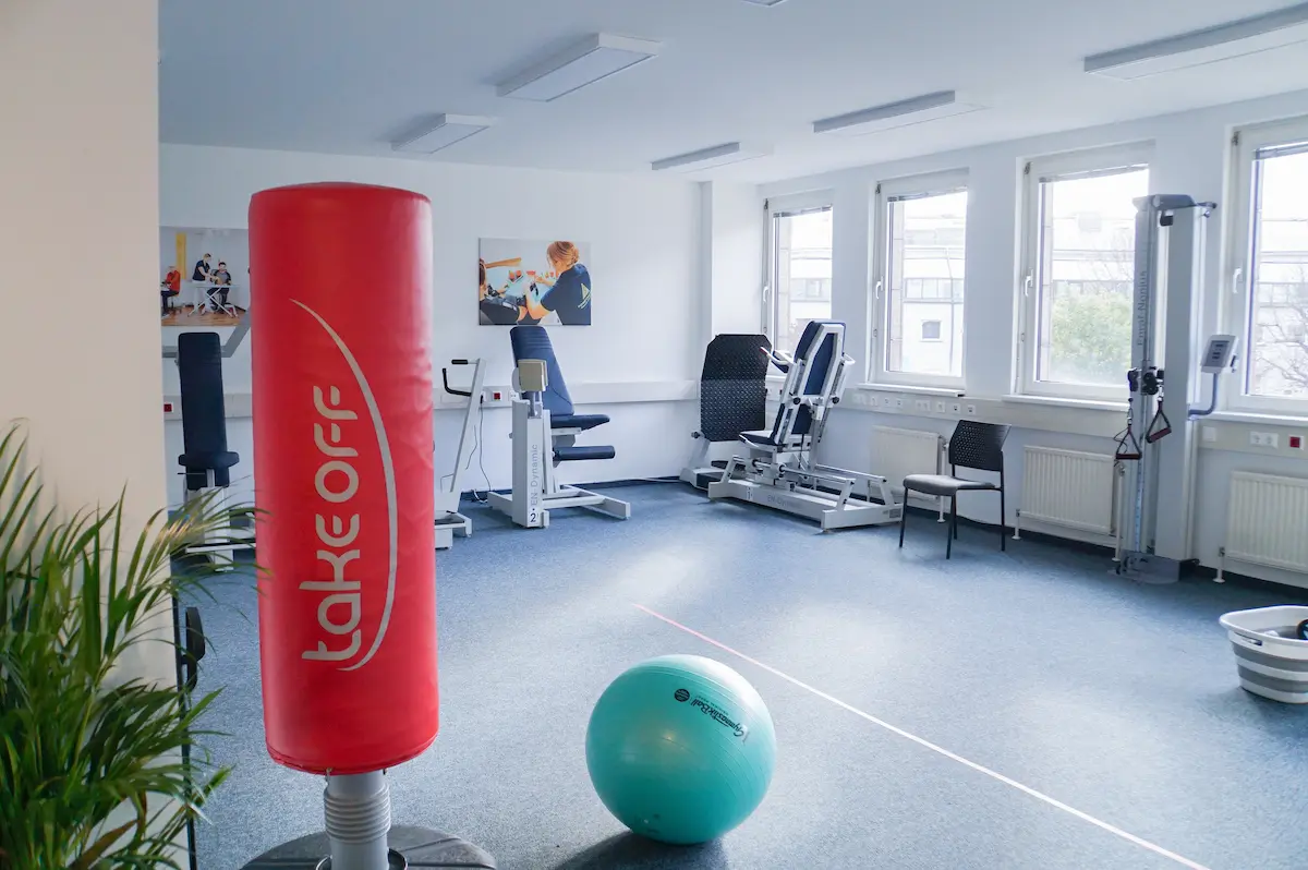 Freier Trainingsbereich mit Boxsack, Gymnastikball und Trainingsgeräten