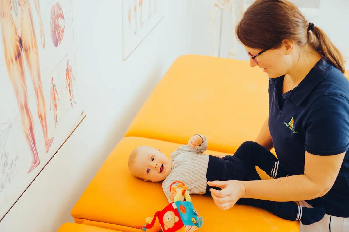 Physiotherapeutin arbeitet nach dem Bobath-Konzept mit Kind