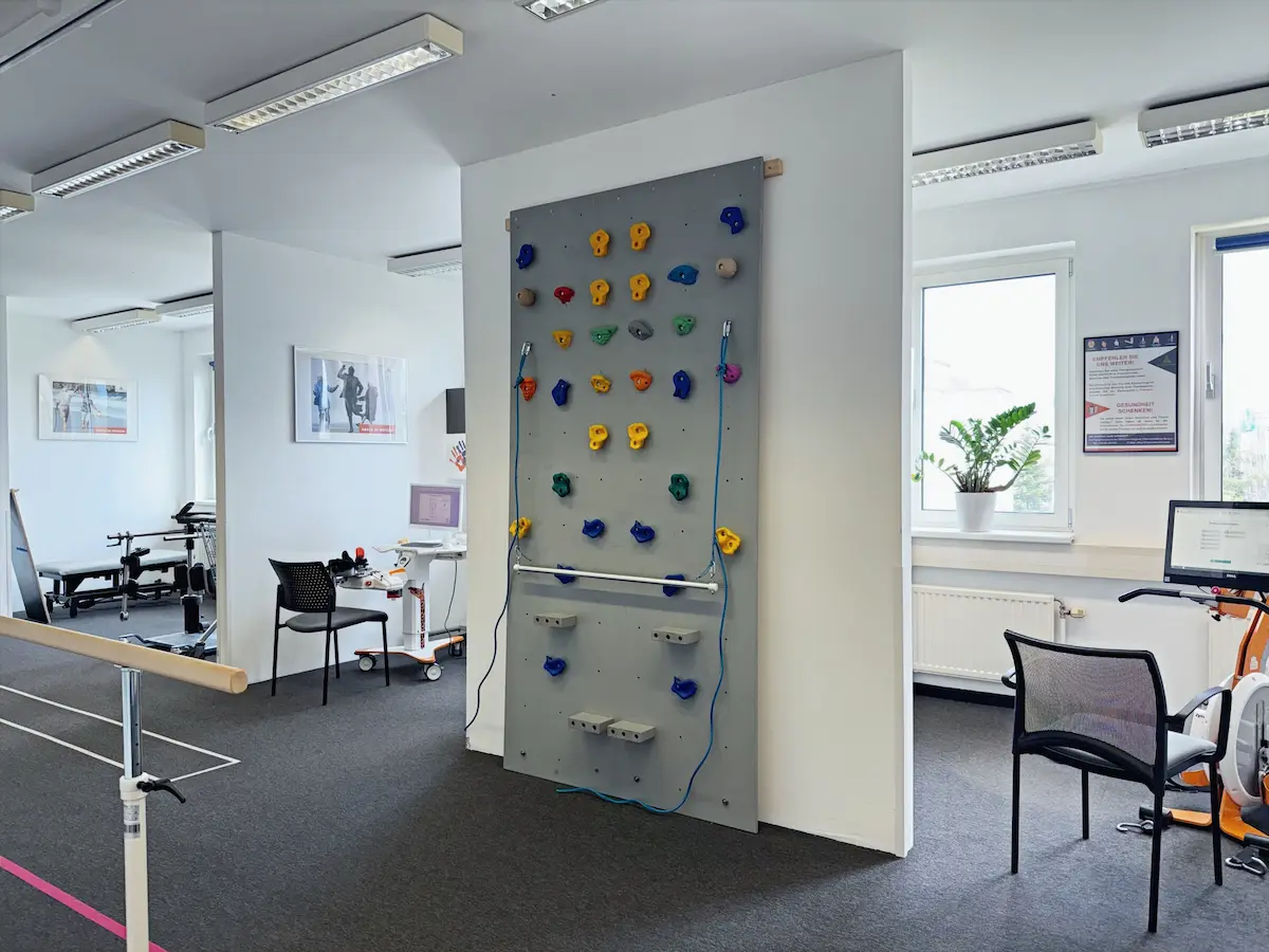 Therapieraum in Wien mit Kletterwand, Gehbarren