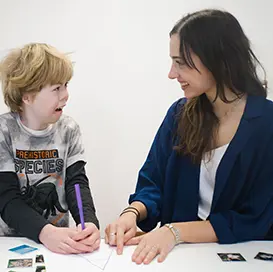 Logopaediin arbeitet mit Kind an Sprachentwicklung