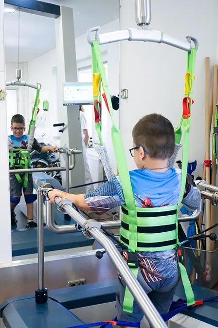 Lyra-Gangtrainer im Einsatz während einer neurologischen Therapie bei home4motion