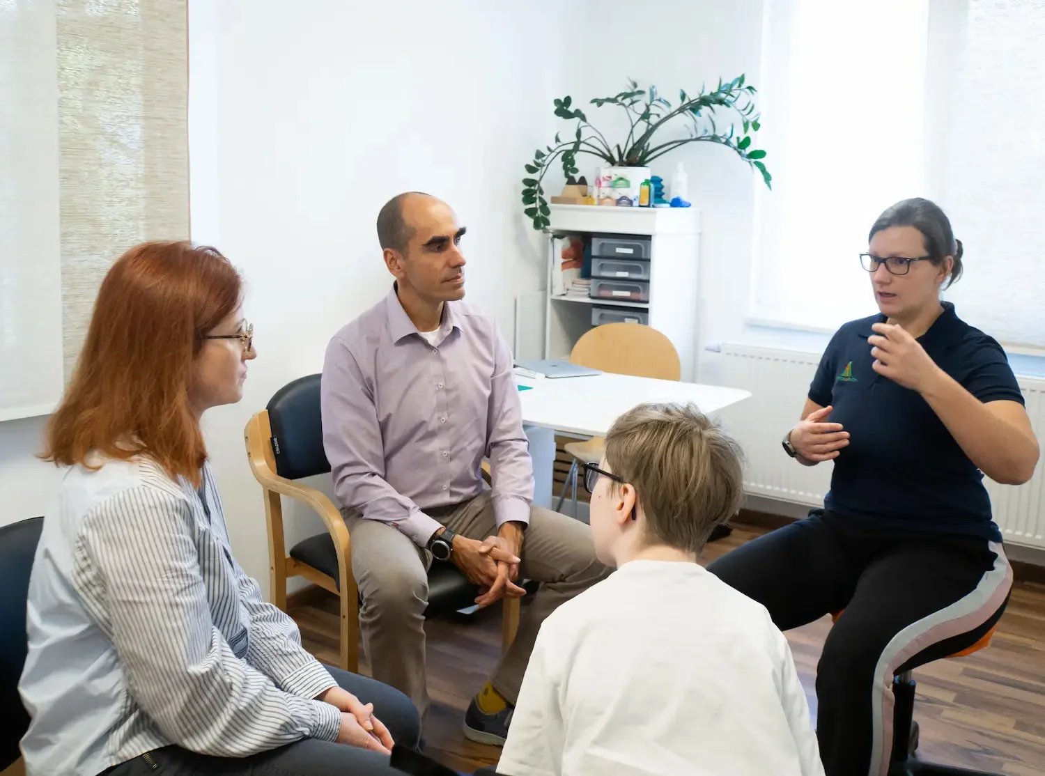 Interdisziplinäres Team begleitet ein Kind und seine Familie mit individuell abgestimmten Therapie- und Beratungsangeboten.