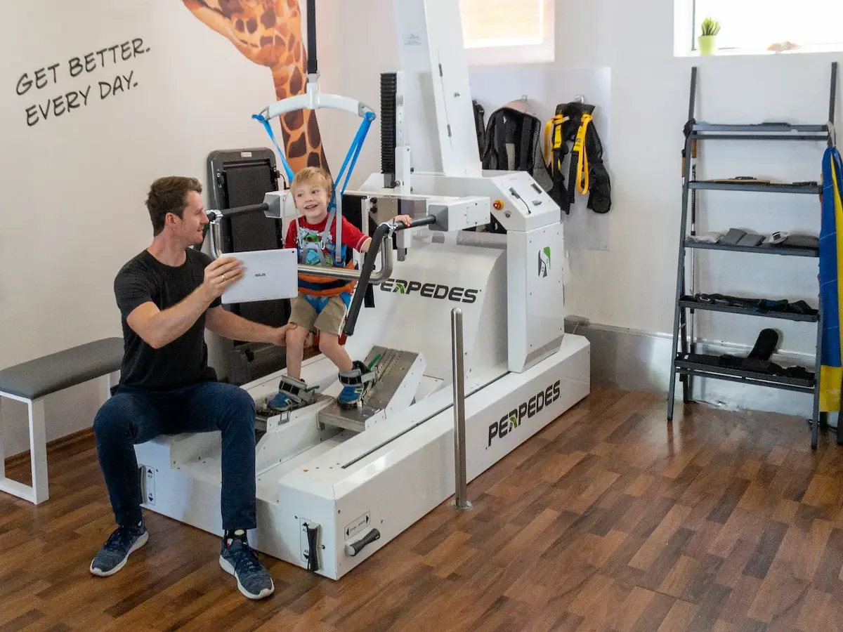 Kind beim robotikgestützten Gangtraining mit Echtzeit-Feedback bei home4motion