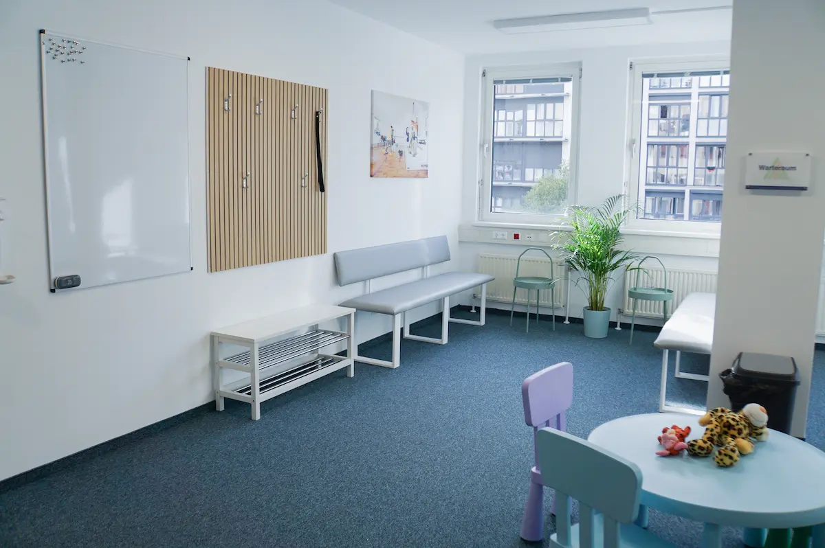 Wartebereich in Wien mit Sitzbank, Kindertisch und Spielzeug