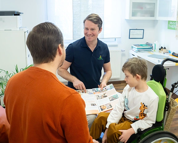 Beratungsgespräch zwischen Therapeutin und Familie in einer freundlichen Atmosphäre.